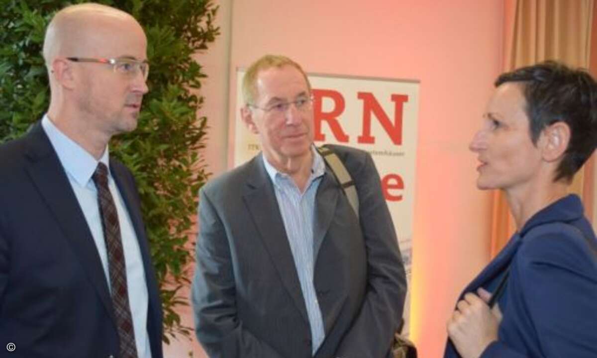 Karin Hernik von APC by Schneider Electric (von rechts) im Gespräch mit Michael Kaack (3C) und Matthäus Hose (Foto: CRN)