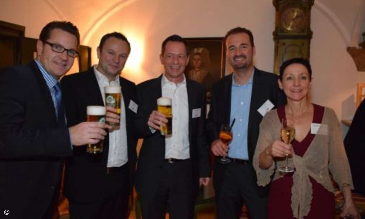 Marc Adelberg von der CRN (von links) stößt zusammen mit Dirk Treue, Jochen Bräunlein (beide Bintec Elmeg), Anton Jakob (Samsung) und Susanne Kilgenstein (CRN) auf eine erfolgreiche Veranstaltung an (Foto: CRN)
