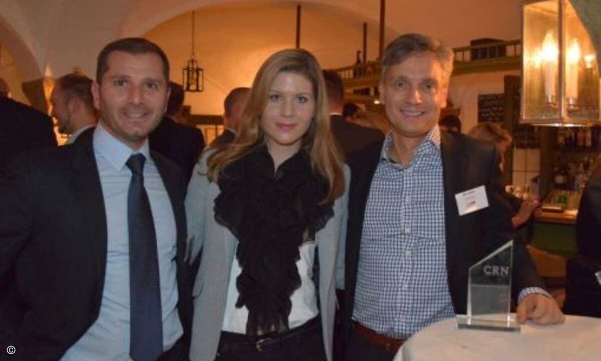 Sandra Huber (CRN) wird von Amanuel Dag von Context (links) und Marc Müller von Tech Data flankiert (Foto: CRN)