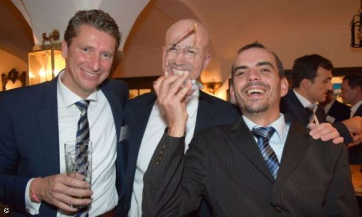 Michael Schmid von Cherry (rechts) präsentiert Matthäus Hose (Mitte) und Ralf Riba (Riba:Businesstalk) seinen Award (Foto: CRN)