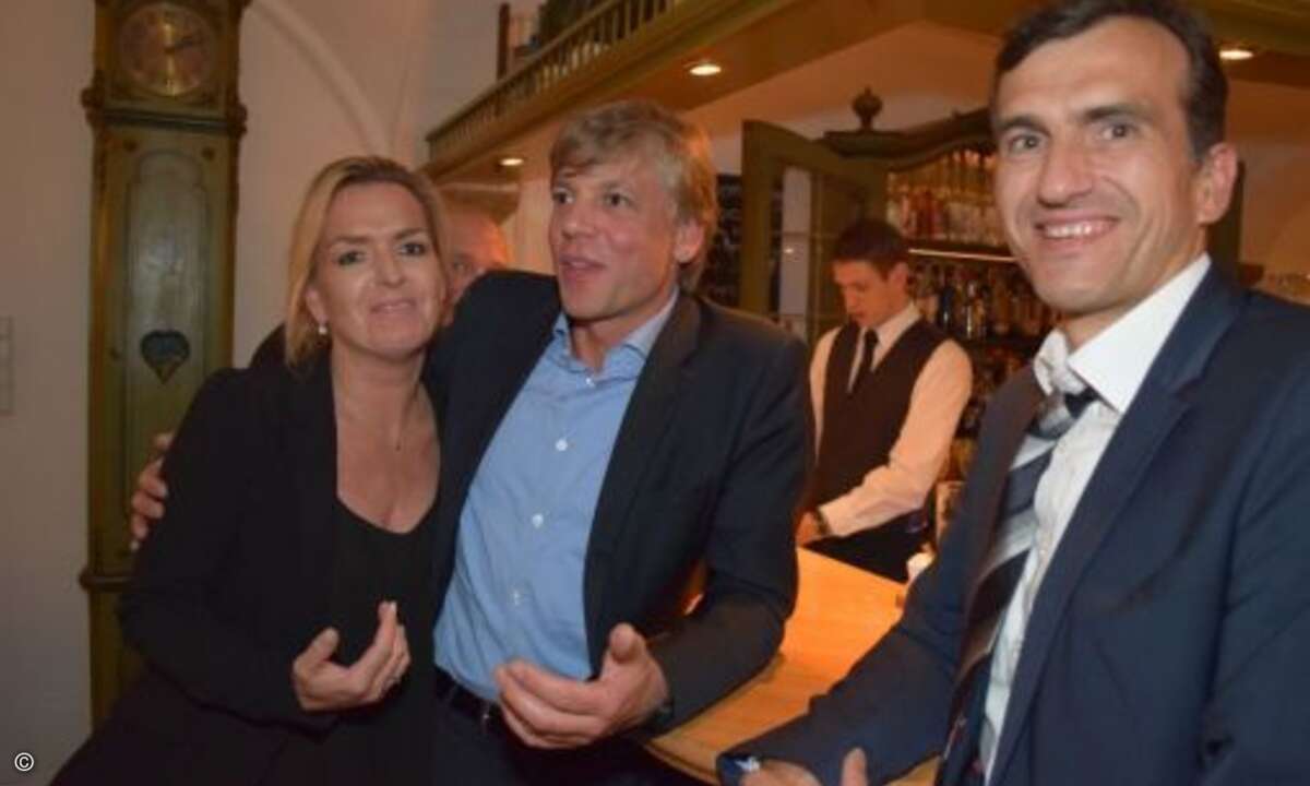 Carolin Schlüter (CRN) steht zusammen mit Maik Wetzel (Mitte) und Stefan Thiel (beide Eset) an der Bar (Foto: CRN)