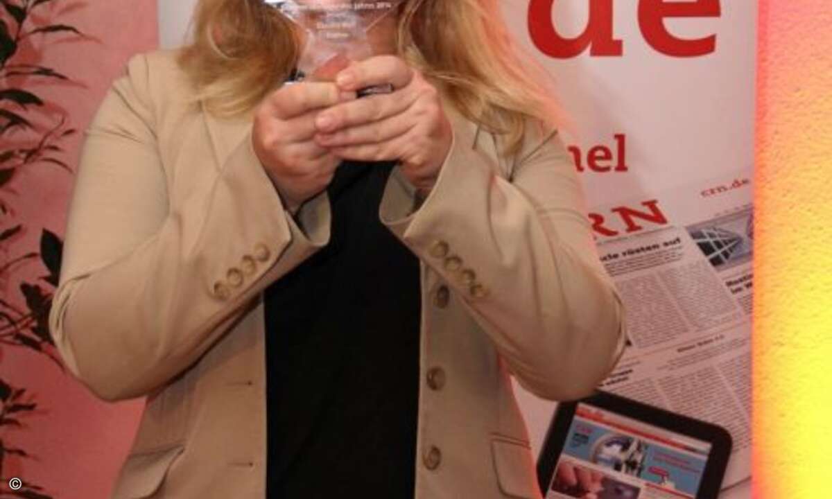 Claudia Wolf von Sophos reckt ihren Award stolz in die Höhe