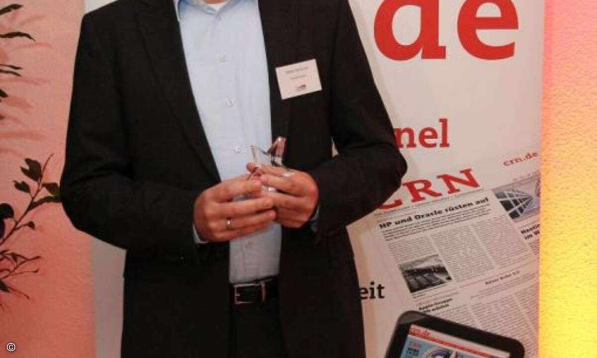 Stefan Morbusch wird für seine gute Arbeit bei HP Networking ausgezeichnet