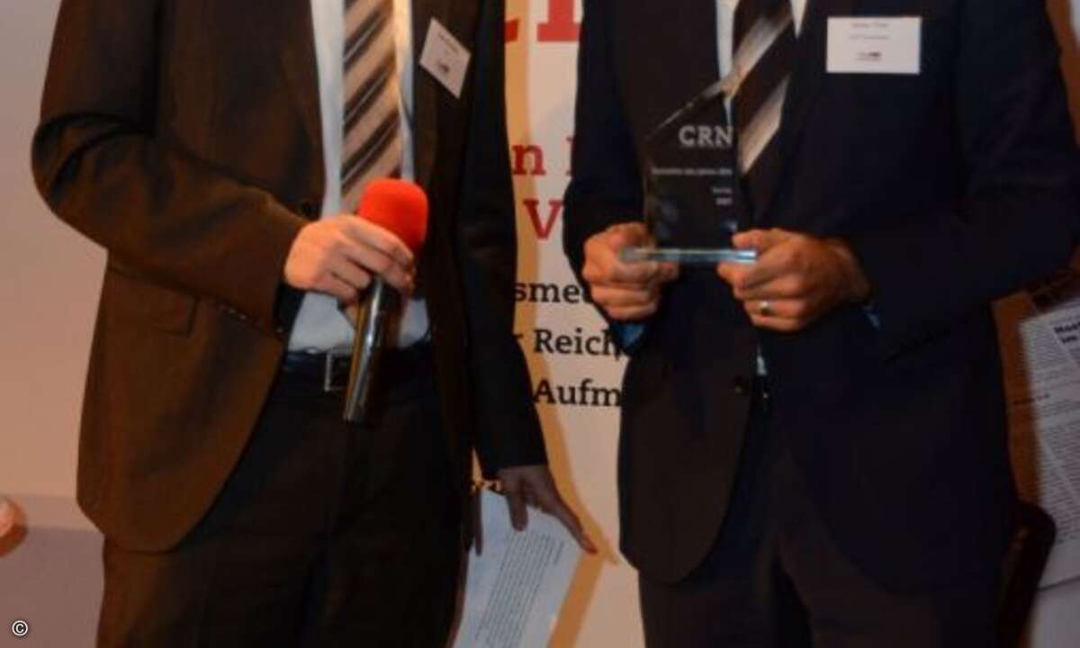 CRN-Redakteur Daniel Dubsky überreichte den zweiten Security-Preis an Stefan Thiel von Eset