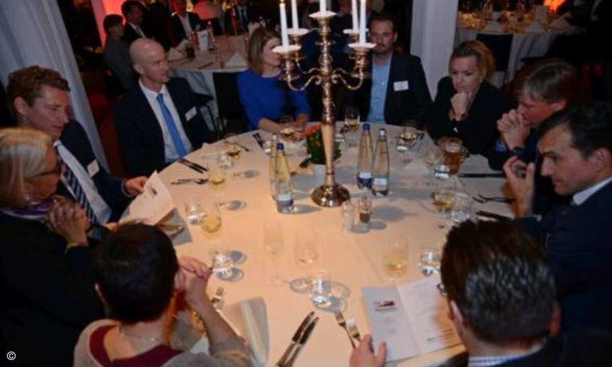 Die ersten Gäste warfen schon einen neugierigen Blick auf die Speisekarte. Aber vor der Eröffnung des Buffets folgten noch die Kategorien Smartphones sowie Tablets/Convertibles...