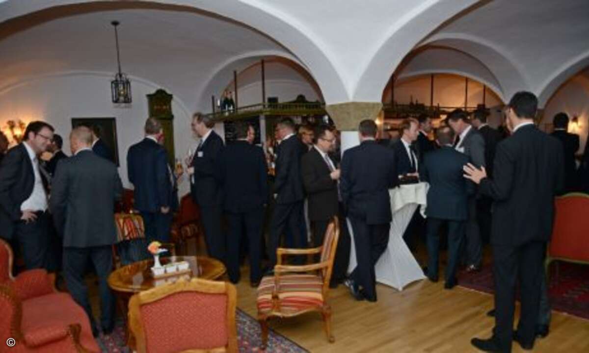 Eingeläutet wurde der Abend mit einem genüsslichen Sektempfang im tollen Ambiente der Hotelbar (Foto: CRN)