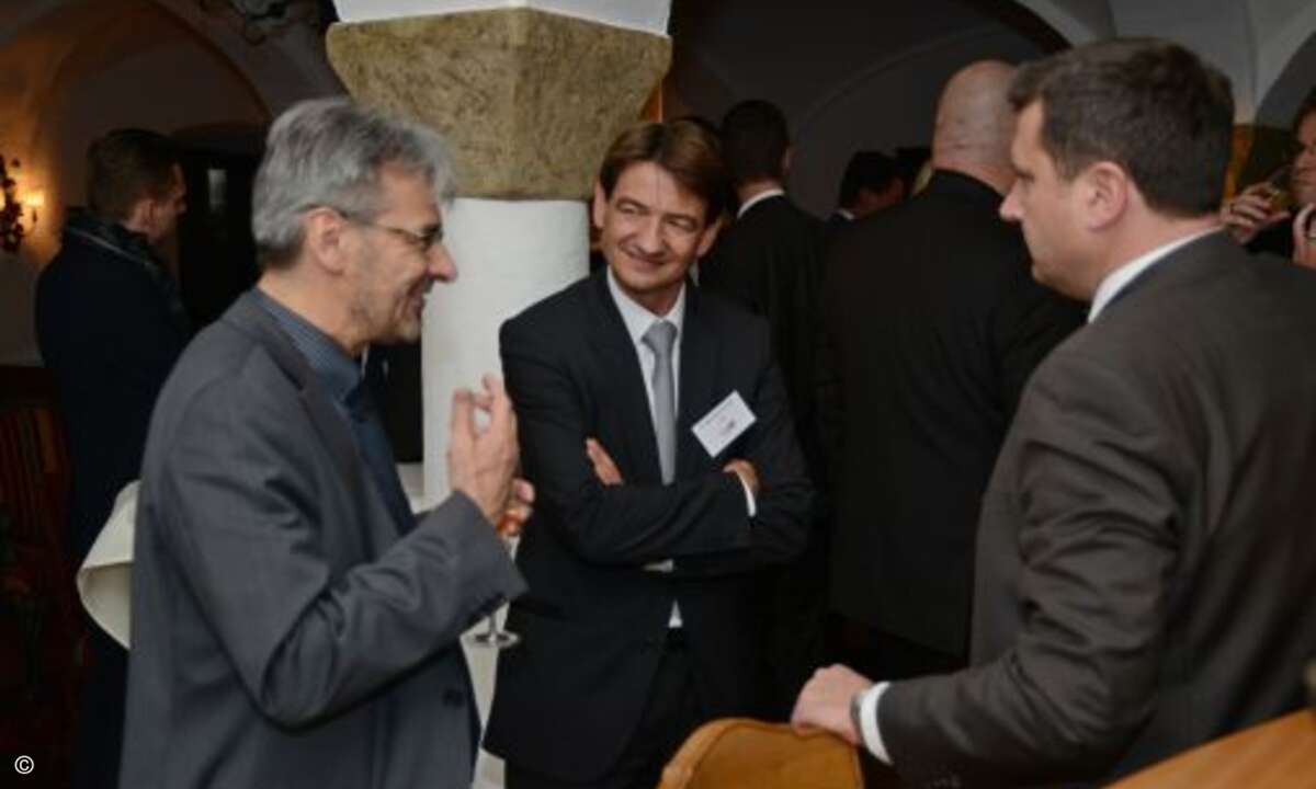 Die Podiumsdiskussion sorgte auch am Abend noch für zahlreiche Anregungen zu vertiefenden Gesprächen (Foto: CRN)