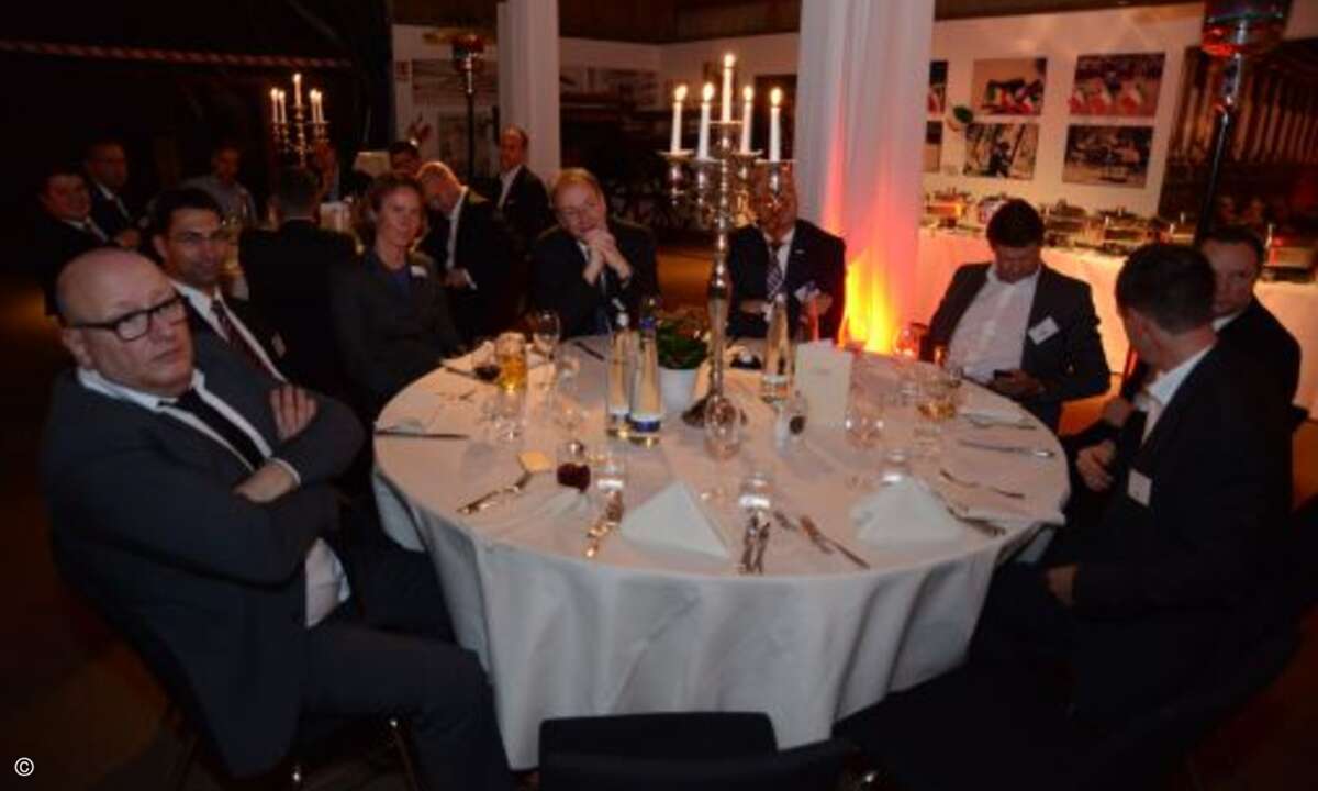 Dort durften die Gäste ihre Plätze an den runden Tafeln einnehmen... (Foto: CRN)