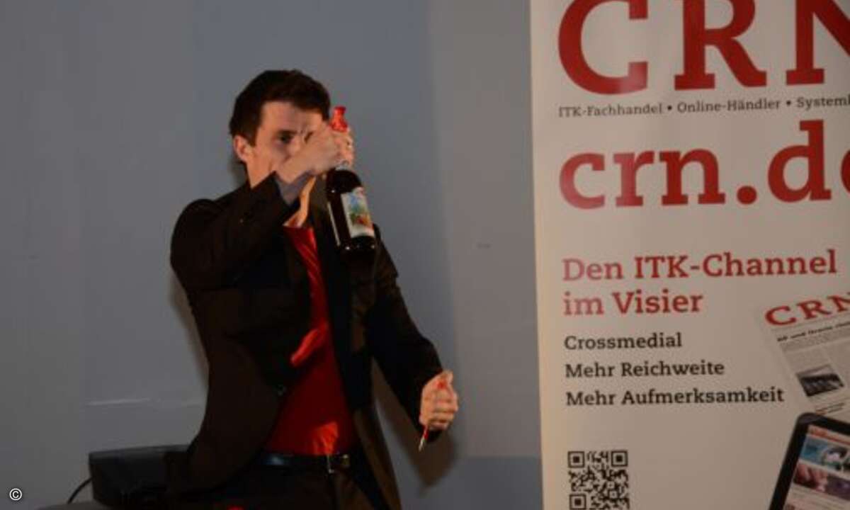 Zauberer Christian Bierbrauer machte dort seinem Namen alle Ehre und zauberte gleich zu Beginn aus einem Luftballon eine Flasche Bier hervor (Foto: CRN)