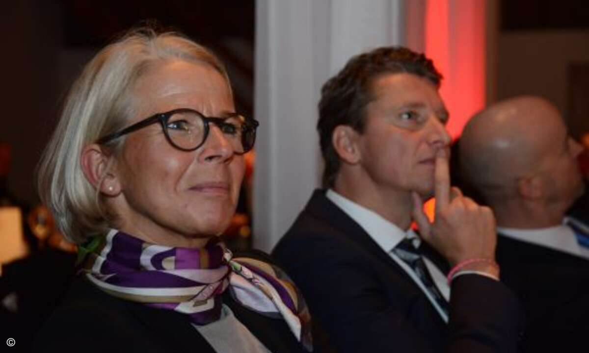 Auch Anja Dyckerhoff (WEKA FACHMEDIEN) und Ralf Riba bestaunten die gekonnt vorgeführten Zaubertricks (Foto: CRN)
