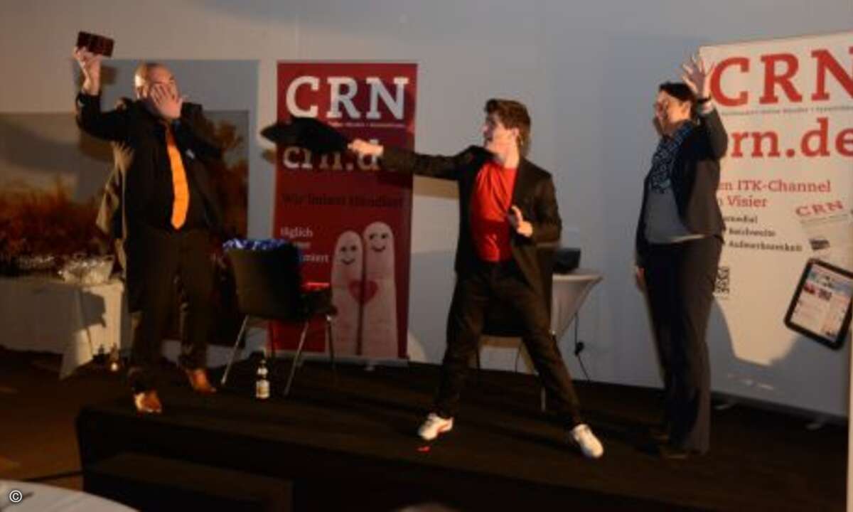 ... ließ Bierbrauer scheinbar Materie durchdringen und zauberte ihn aus der einen Hand in ein mehrfach verschachteltes Schmuckkästchen in der Hand von Oliver Gorges von cop-Software (Foto: CRN)