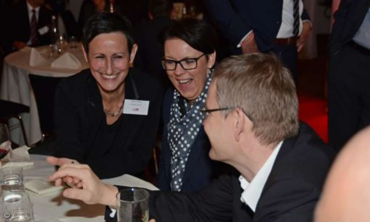 Danach überzeugten sich Karin Hernik (APC by Schneider Electric) und Barbara Klein (ScanSource Communications) davon, dass der Ring noch einwandfrei intakt ist (Foto: CRN)