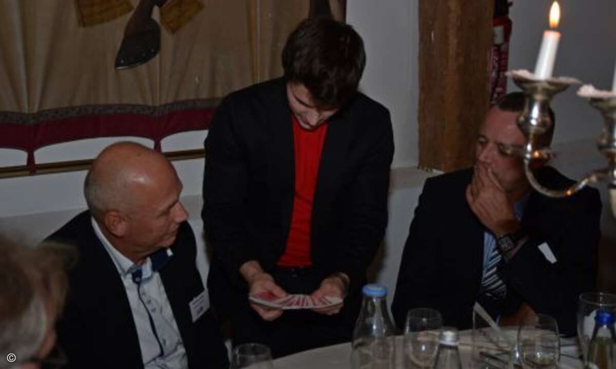 Als Zugabe ging der Zauberer schließlich noch von Tisch zu Tisch und gab jeder der Runden eine exklusive Vostellung... (Foto: CRN)