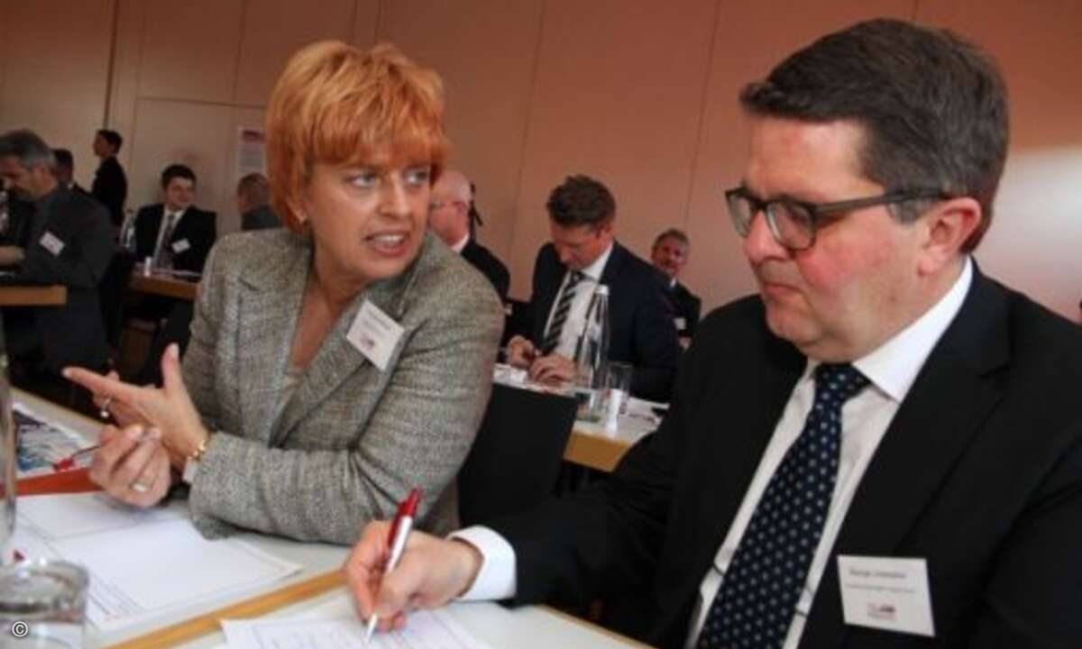 Eleonore Körner (HP) und George Linardatos (Transcend) machten sich eifrig an die Arbeit (Bild: CRN)