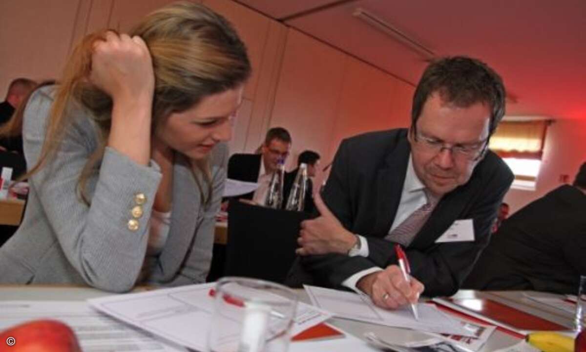 Zunächst galt es, die Wünsche des Gegenübers in Erfahrung zu bringen: Sandra Huber (CRN) und Lutz Hardge (AOC) (Bild: CRN)