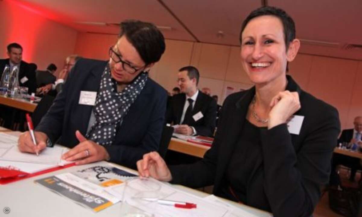 Barbara Klein von Scansource Communications und Karin Hernig von Schneider Electric (Bild: CRN)