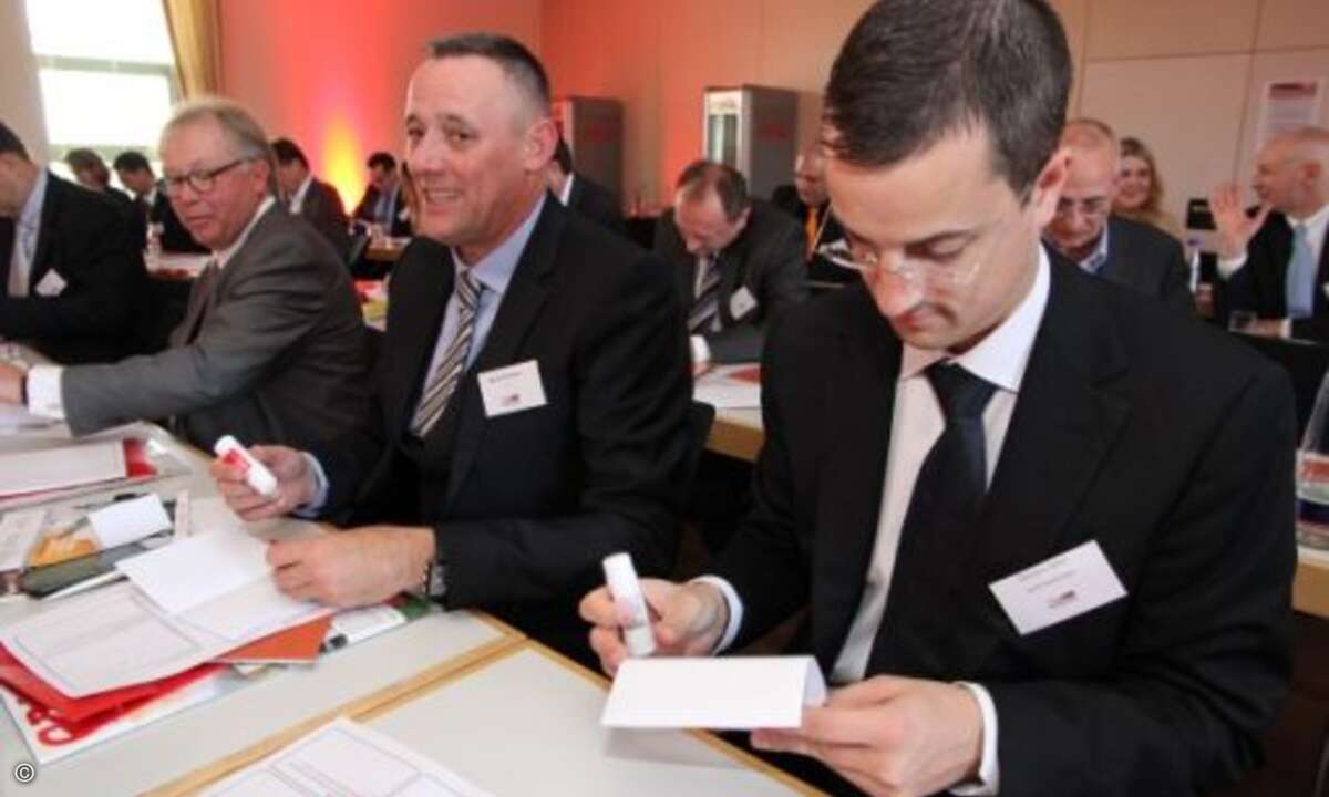Mit Fragen der Fertigung vertraut: Ulrich Müller-Albring (AVM), Bernd Tillmann (Tarox) und Dominic Mein (Benq) (Bild: CRN)