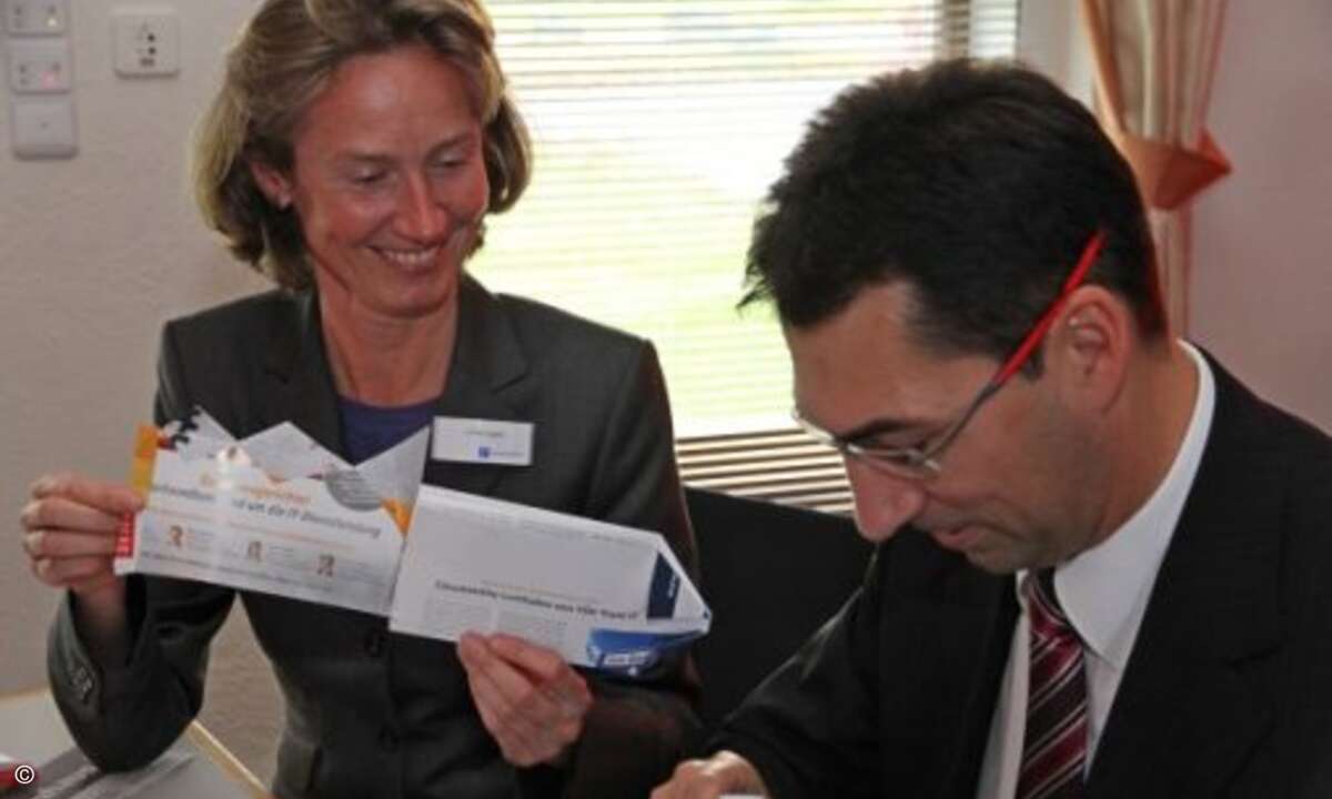 Ulrike Legde und Steffen Buck von der Deutschen Messe AG (Bild: CRN)