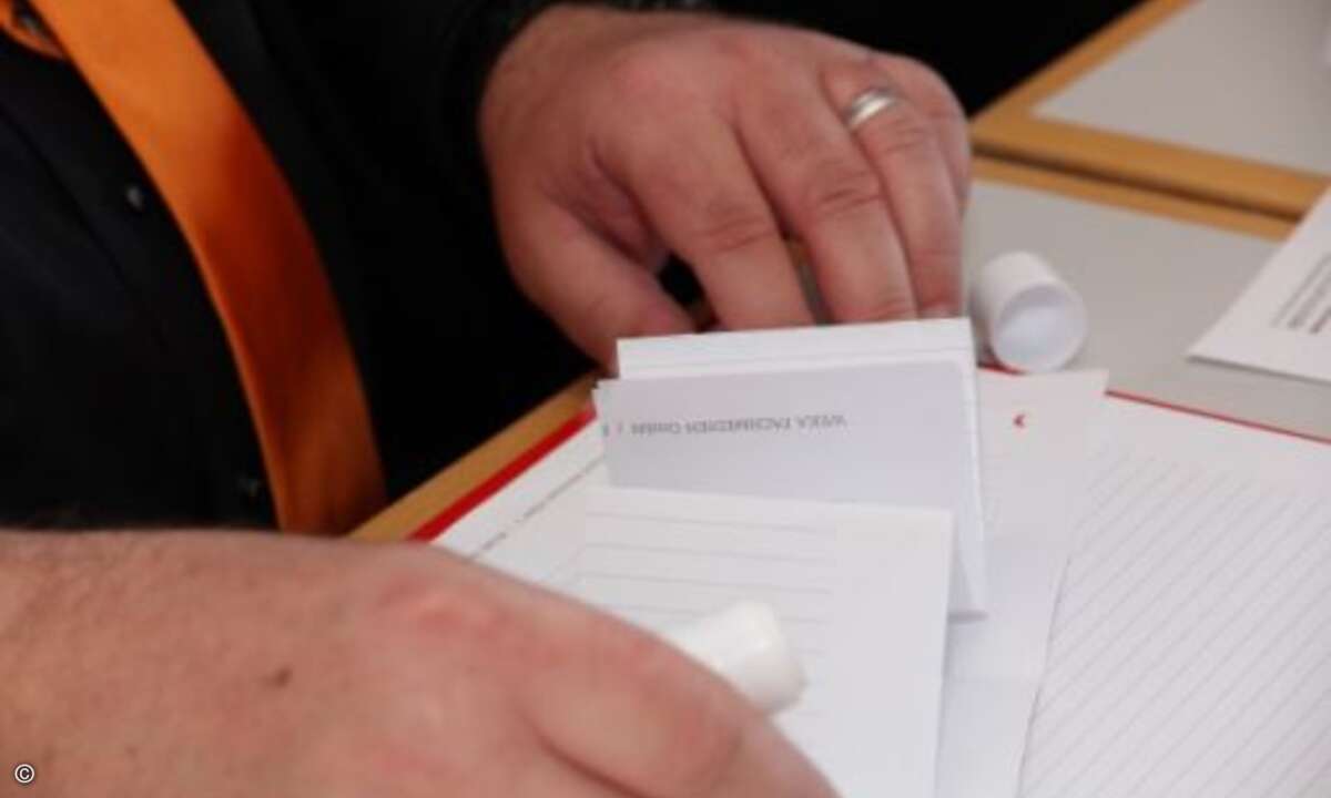 ...sogar bei der Produktion eines Papier-Geldbeutels (Bild: CRN)