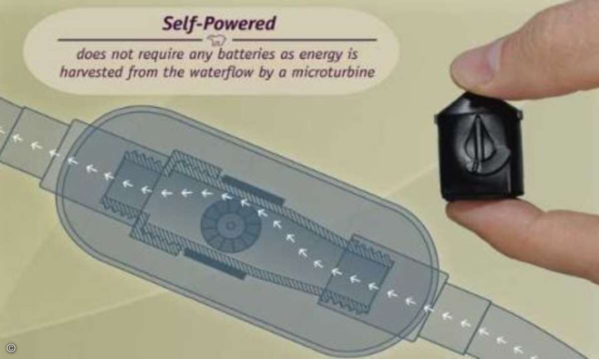 Der amphiro b1 braucht keinen Stromanschluss und keine Batterie. Er bezieht die nötige Energie per Energy-Harvesting-Technologie aus dem Wasserfluss (Foto: Amphiro / Kickstarter)