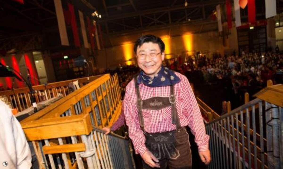 Fujitsu Marketing-Chef Tango Matsumoto im Bayern-Outfit (Foto: Fujitsu)