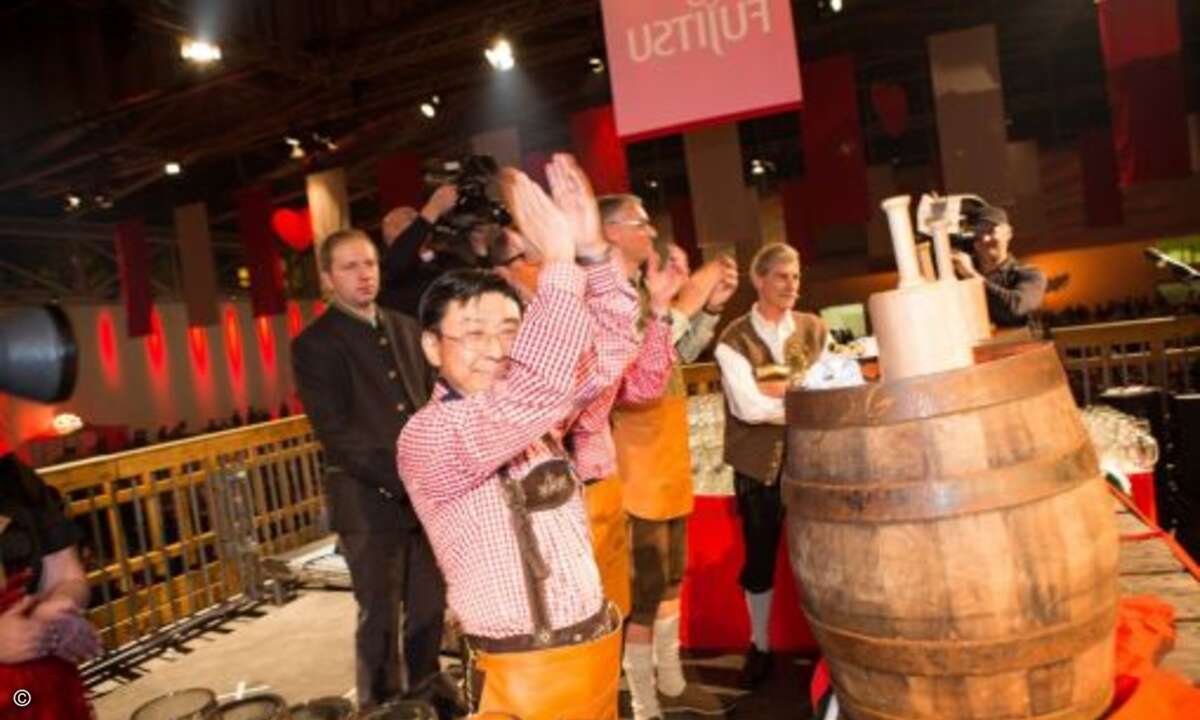 O’zapft is! Fujitsus Marketing-Chef meistert den Fassanstich wie ein Profi (Foto: Fujitsu)