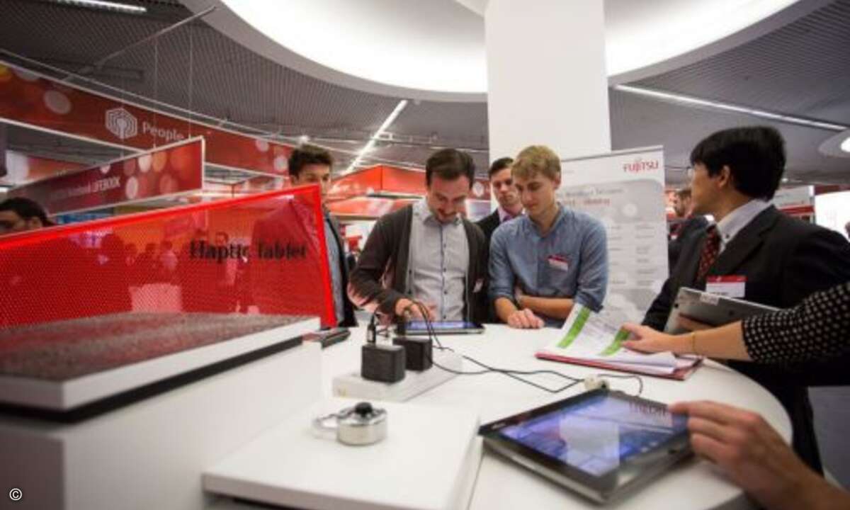 Das haptische Tablet entwickelte sich zum Besuchermagnet auf dem Fujitsu Forum (Foto: Fujitsu)