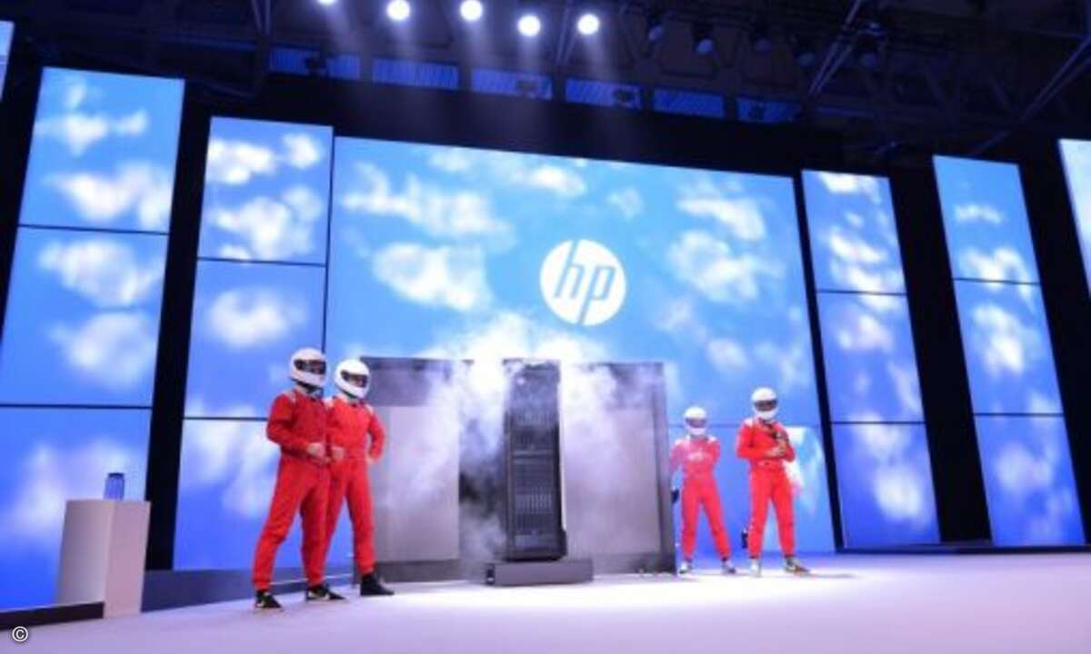 Der neue »HP Integrity Superdome X« wurde von einer Boxencrew auf die Bühne gerollt. (Foto: HP)