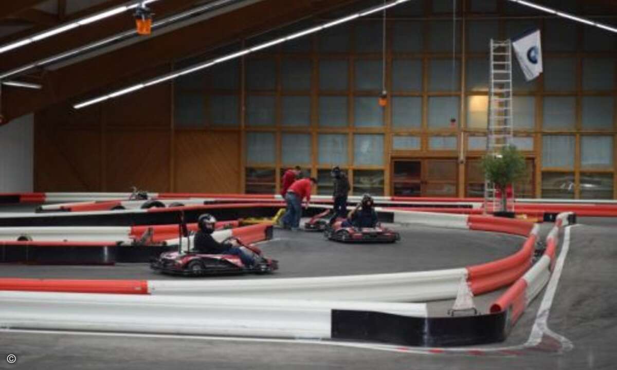 Im Nadelöhr der Strecke gab es einen kleinen Crash. Nach einer kleinen Pause konnten aber Kart und Fahrer das Rennen fortsetzen (Foto: CRN)