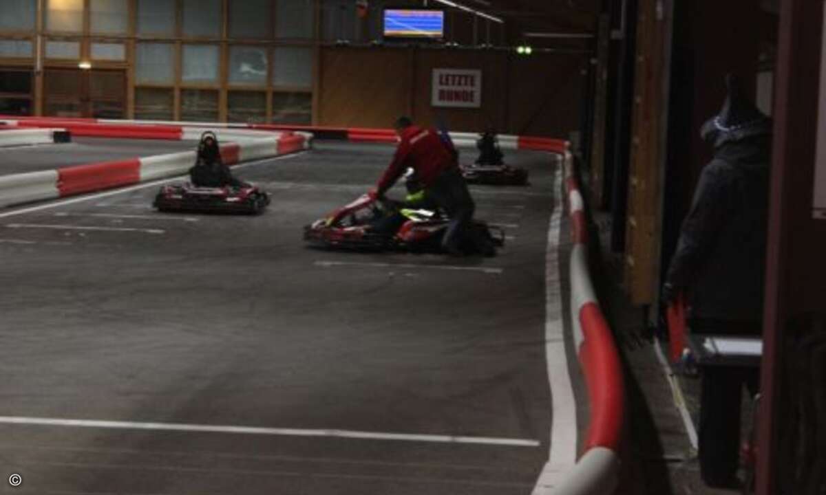 Nach dem Dreher muss das Kart wieder in die richtige Richtung gelenkt werden (Foto: CRN)