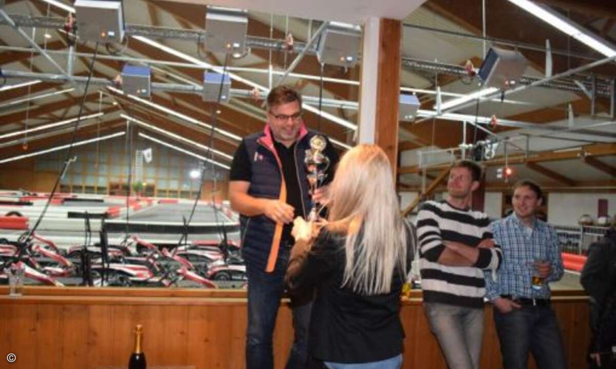 Renn-Marshall Sabrina Gottwald übergibt die Pokale (Foto: CRN)