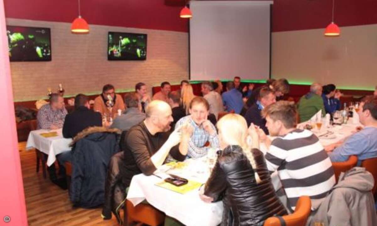 Im Anschluss tauschten sich die Fahrer beim gemeinsamen Abendessen... (Foto: CRN)
