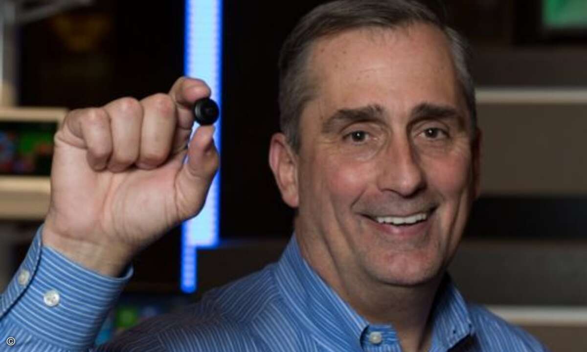 Intel-Chef Brian Krzanich zeigt das neueste Wearable-Modul von Intel (Bild: Intel)