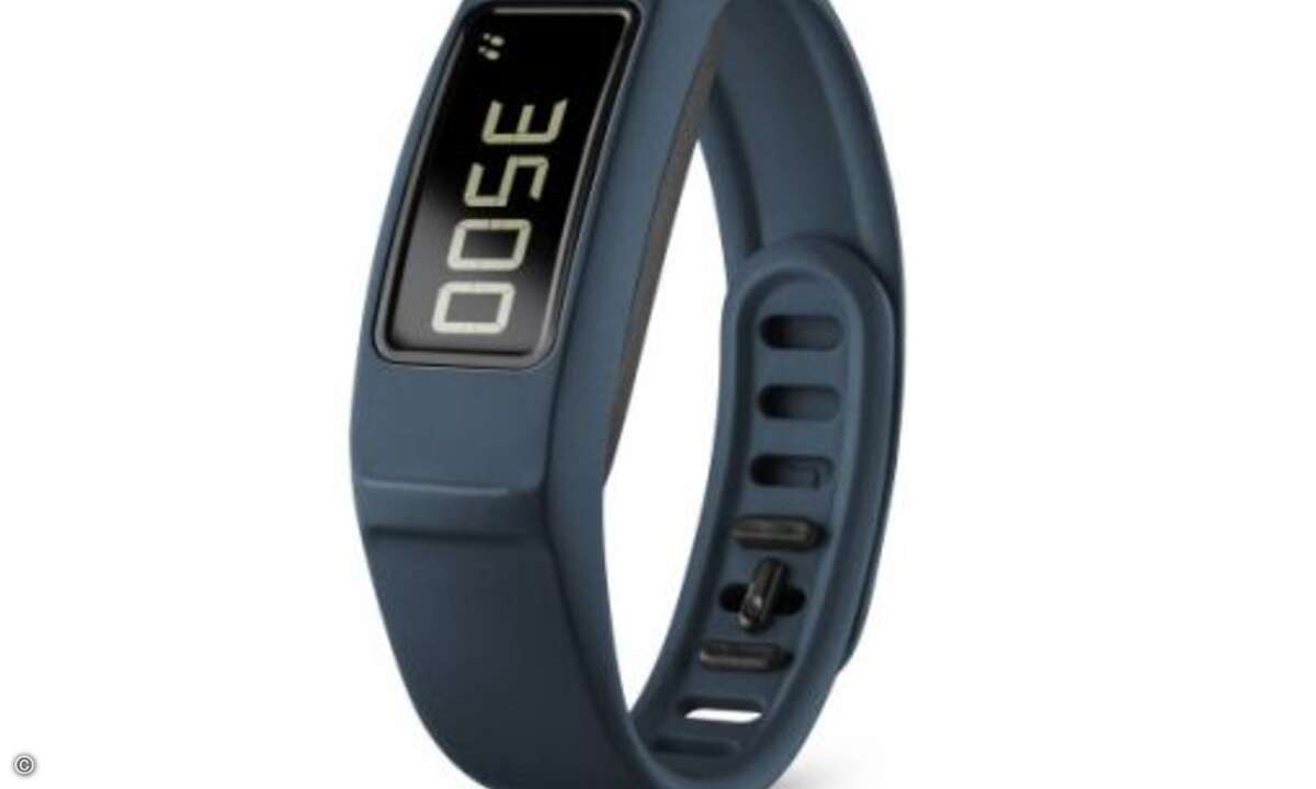 Das Display des Vivofit 2 besitzt nun eine Hintergrundbeleuchtung, damit es sich auch im Dunkeln ablesen lässt. (Foto: Garmin)