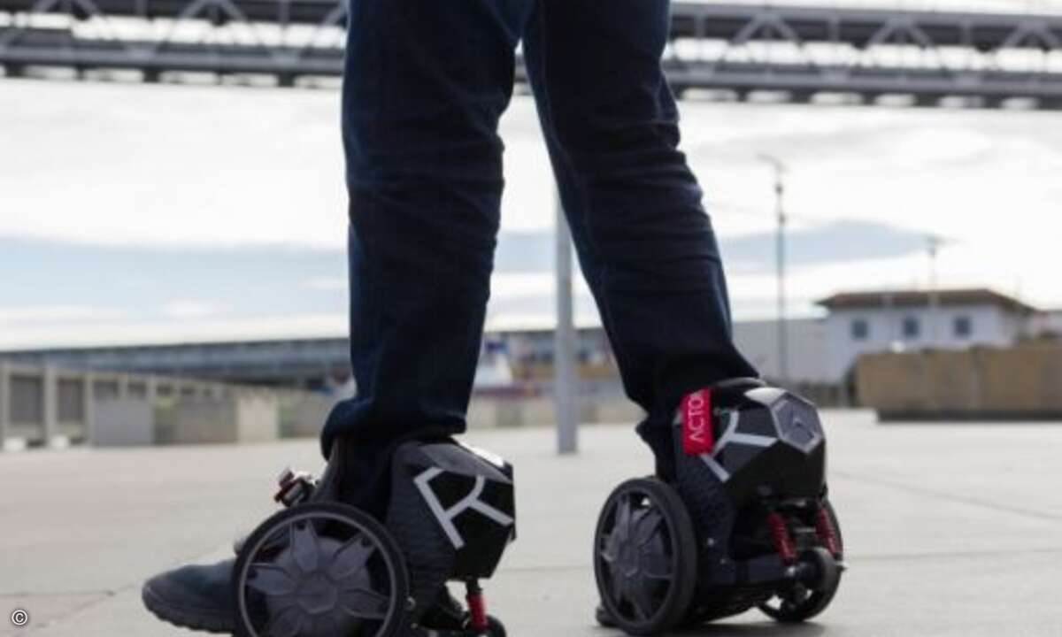 Die RocketSkates bringen es auf 19 km/h und tragen ihren Besitzer rund 16 Kilometer weit. (Foto: Acton, Inc.)