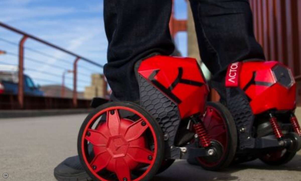 Die RocketSkates werden über den Schuh geschnallt. Vermutlich könnte man mit etwas Mühe sogar Treppen steigen. (Foto: Acton, Inc.)