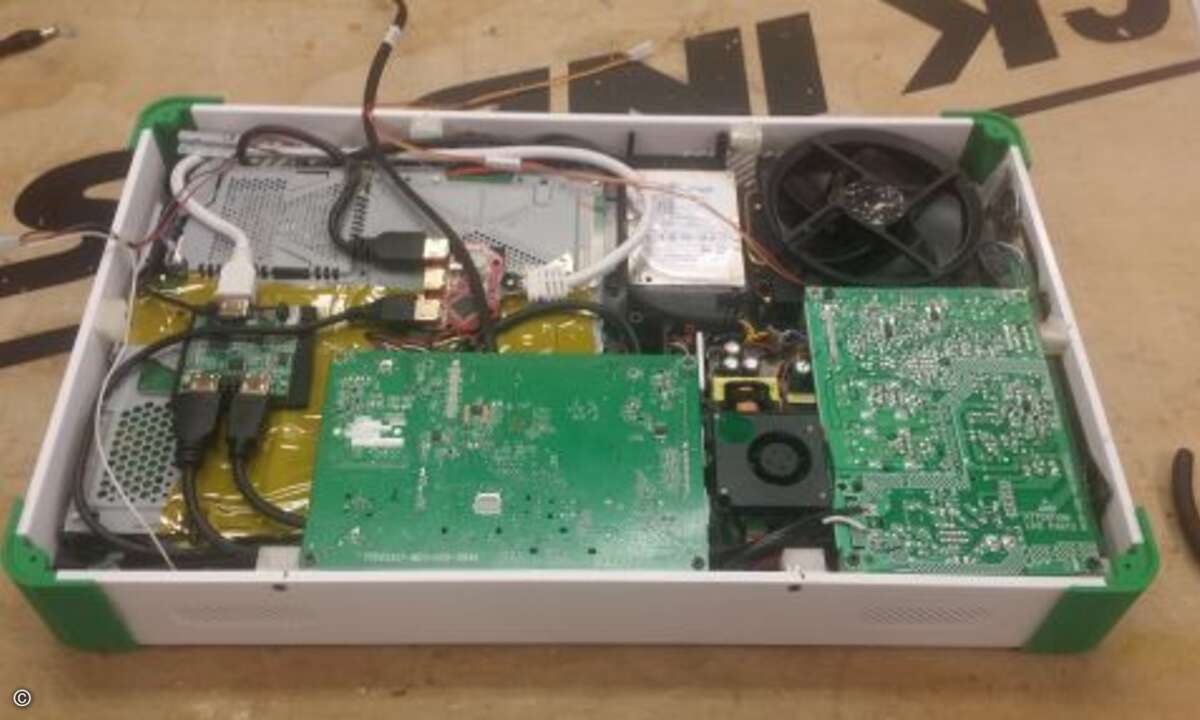 Um beide Konsolen in ein Gehäuse zu bringen, musste Zarick ordentlich basteln (Foto: Edward Zarick, edsjunk.net)