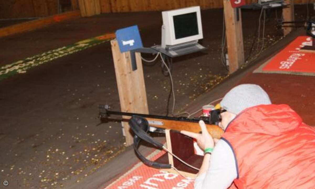 Alle Teilnehmer dürfen selbst schießen, so wie hier Werner Sterkel (WSV Computer). Geschossen wird liegend, mit aufgelegter Waffe (Foto: CRN)