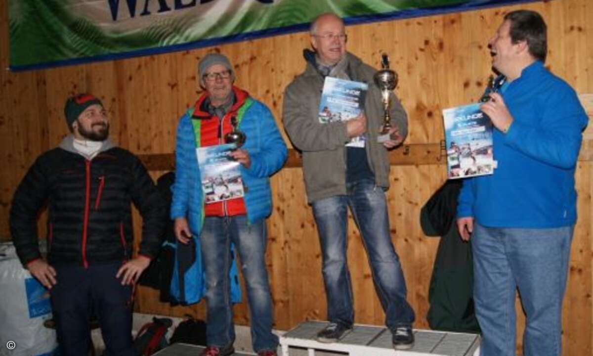 Die treffsichersten Schützen bekommen von Alexander Wolf (ganz links) und Andrea Henkel einen Pokal und eine Urkunde überreicht (Foto: CRN)