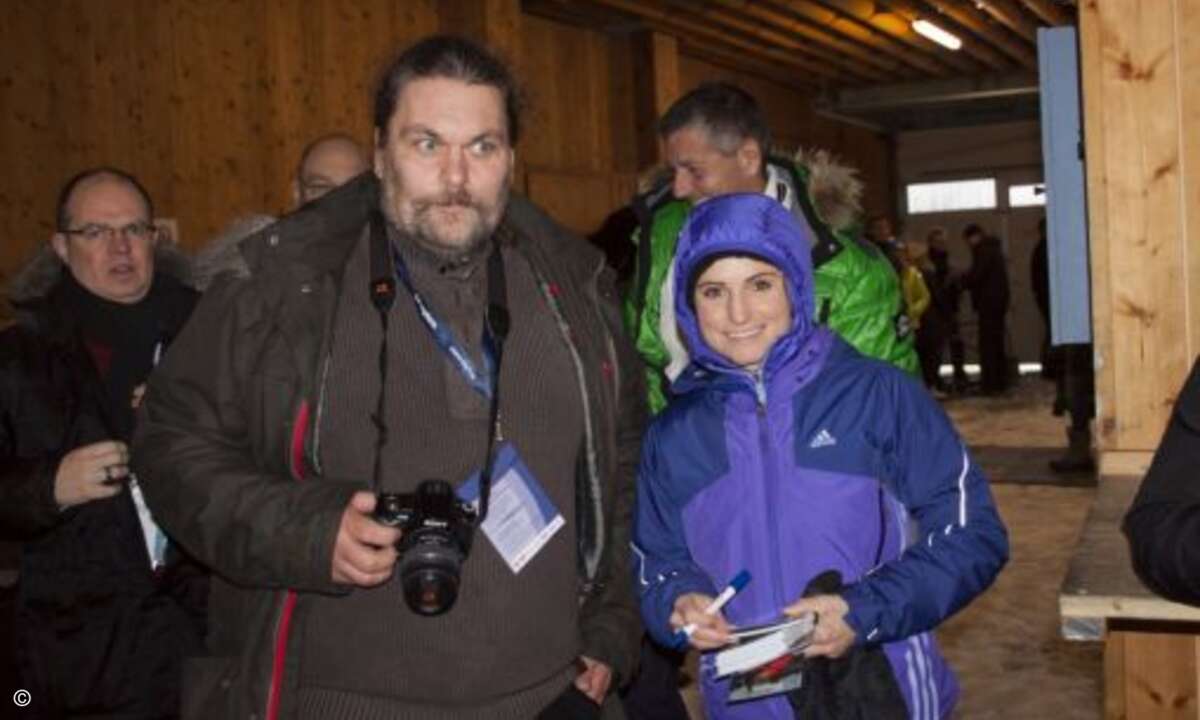 Andrea Henkel schrieb fleißig Autogramme und stand für Fotos bereit – hier mit Aimo Lars Piegholdt (Nordcom) (Foto: Eset)