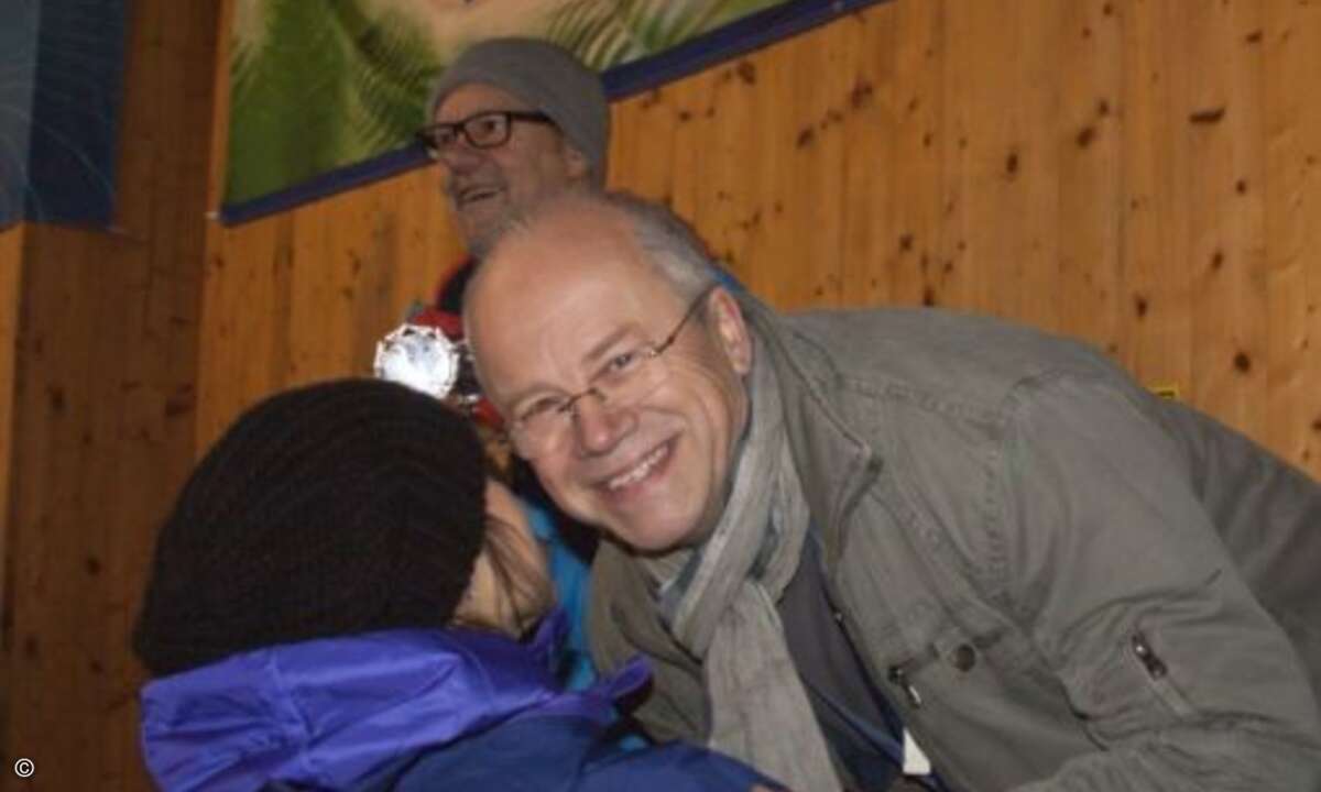 Küsschen für den Sieger des Biathlon-Schießens, den Leser Helmut Schmidt (Foto: Eset)