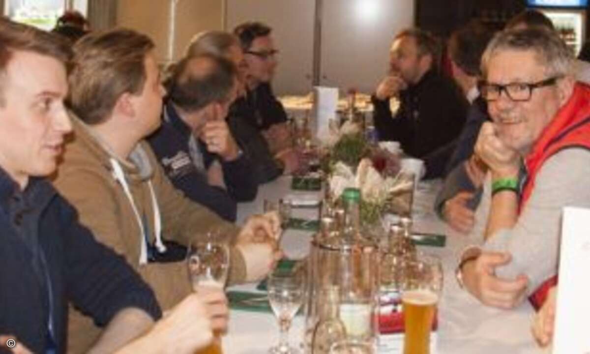 Zwischen den Rennen wärmte man sich in geselliger Runde im VIP-Zelt auf (Foto: Eset)