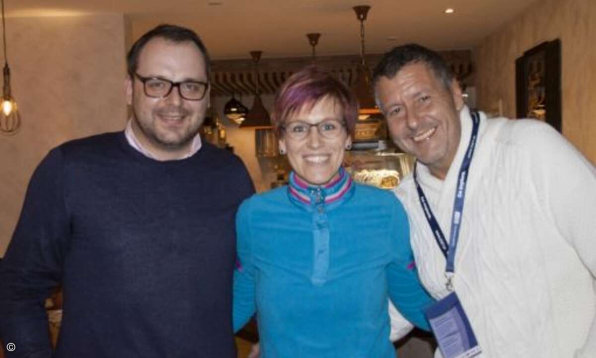 Nach dem Biathlon-Sprint der Herren ging es ins Restaurant von Kati Wilhelm – hier mit Christoph Preetz und Ralf Tegethoff (beide Eset) (Foto: Eset)