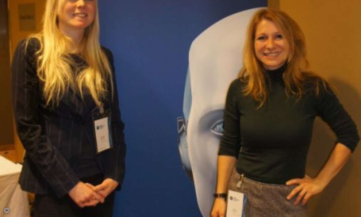 Hübscher Empfang: Simone Herzog und Ildiko Bruhns (beide Eset) (Foto: CRN)