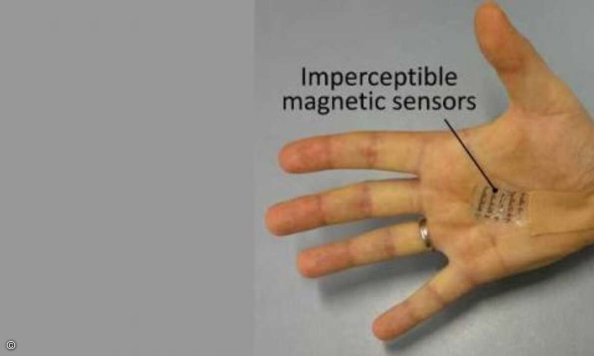 Unauffälliger Magnetsensor auf einer Handfläche. Ein Element ist mit dem Ausleseschaltkreis verbunden (Bild: IFW Dresden)