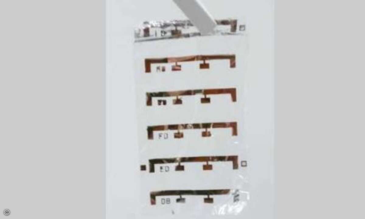 Freistehende Anordnung von fünf magneto-sensorischen Elementen auf einer PET Folie von anderthalb Mikrometern Dicke (Bild: IFW Dresden)
