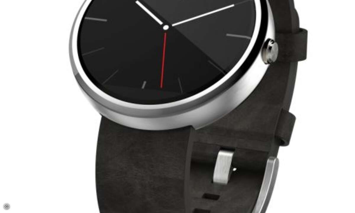 Die wassergeschützte Moto 360 verfügt über das Android-Wear-Betriebssystem. Sie ist die erste Smartwatch mit rundem Gehäuse und 1,56 Zoll Display. Zum Fitness Tracker wird die Watch durch den Herzfrequenzsensor und Schrittzähler. Die Moto 360 kostet