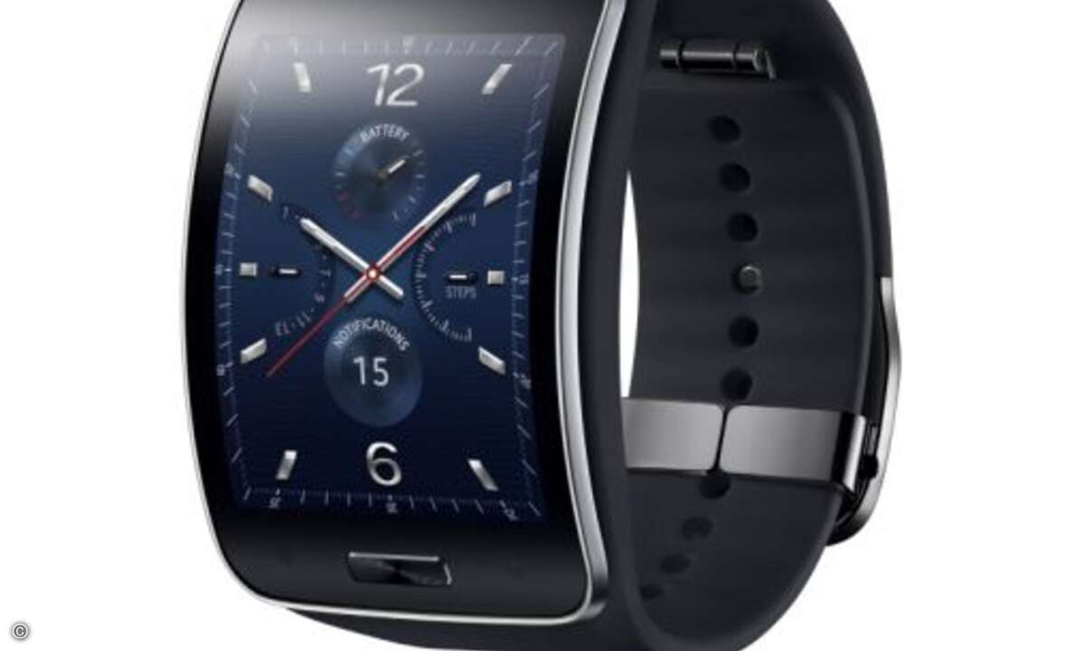 Die Smartwatch von Samsung besitzt ein gebogenes Display und einen Sim Kartenschacht. Damit sind Telefonate im Freisprechmodus möglich. Zwei Tage Akkulaufzeit sind bei durchschnittlicher Nutzung realistisch. Bei sehr geringer Nutzung kann sich die L