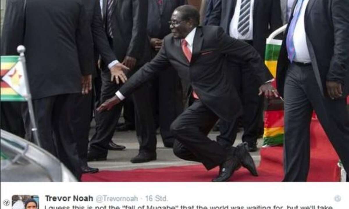 Mit diesem Stolperer von Robert Mugabe fing alles an (Screenshot: Twitter)