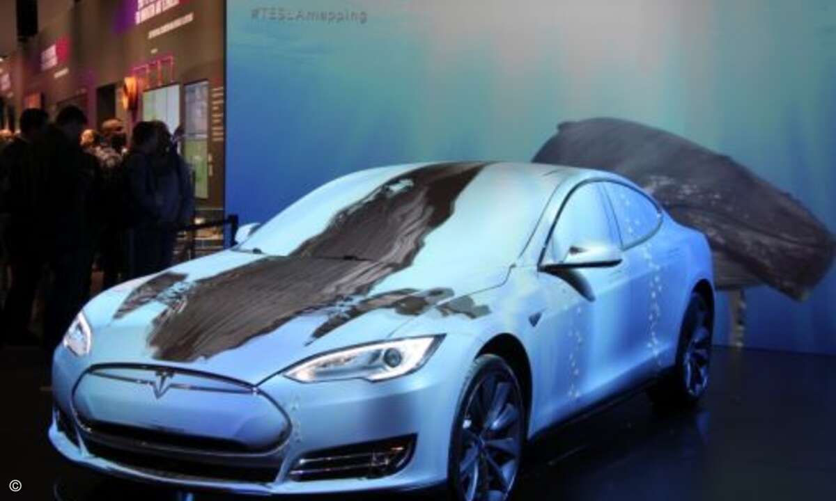 Nicht nur Leinwände sind Projektionsfläche. Hier schwimmt ein Wal über einen Tesla S (Foto: CRN)